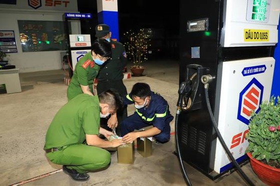 Bắt 'ông trùm' chuyên mua bán hoá đơn giả trong đường dây làm xăng giả ở tỉnh Đồng Nai ảnh 6