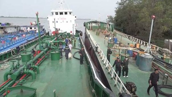 Khởi tố 33 đối tượng trong đường dây buôn lậu xăng giả ảnh 3