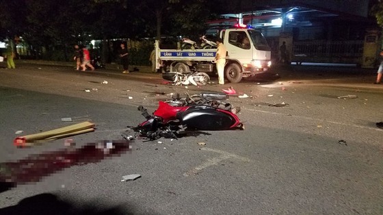 Va chạm 2 xe máy khiến 2 người chết, 2 người trọng thương ở huyện Bình Chánh ảnh 2