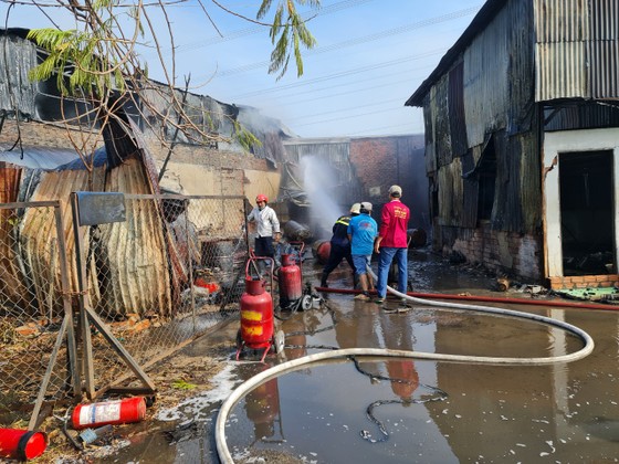 Nhà xưởng bốc cháy dữ dội lan ra dãy trọ ở huyện Bình Chánh ảnh 2