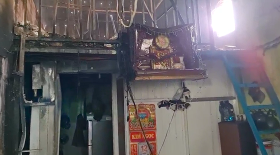 Nhà xưởng bốc cháy dữ dội lan ra dãy trọ ở huyện Bình Chánh ảnh 5