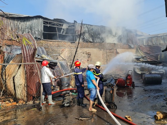 Nhà xưởng bốc cháy dữ dội lan ra dãy trọ ở huyện Bình Chánh ảnh 1