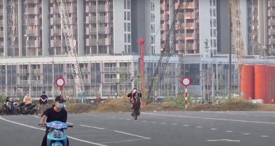 Công an túc trực nơi “quái xế” tụ tập đua xe gần hầm Thủ Thiêm ảnh 9