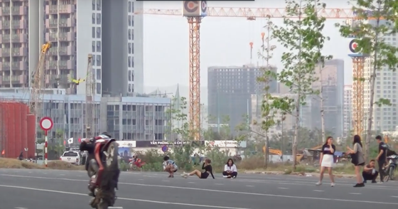 Công an túc trực nơi “quái xế” tụ tập đua xe gần hầm Thủ Thiêm ảnh 8