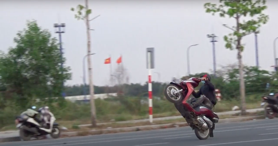 Công an túc trực nơi “quái xế” tụ tập đua xe gần hầm Thủ Thiêm ảnh 7