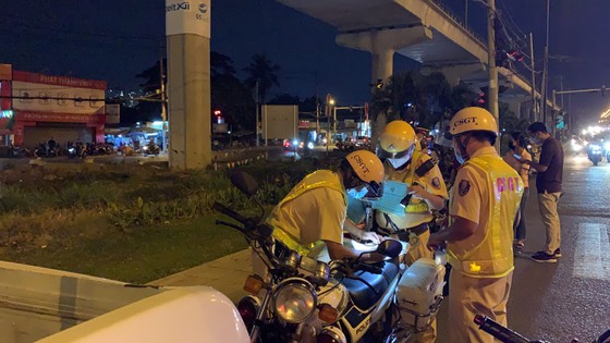 Xử lý nhiều lái xe vi phạm nồng độ cồn ở TPHCM ảnh 1