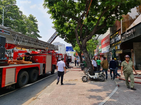 Lại cháy, lần này ngay trung tâm quận 1, sát Trường Ernst Thalmann ảnh 2