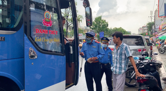 Chưa giải quyết dứt điểm hoạt động 2 bến xe cóc trên đường Đinh Bộ Lĩnh, quận Bình Thạnh ảnh 5