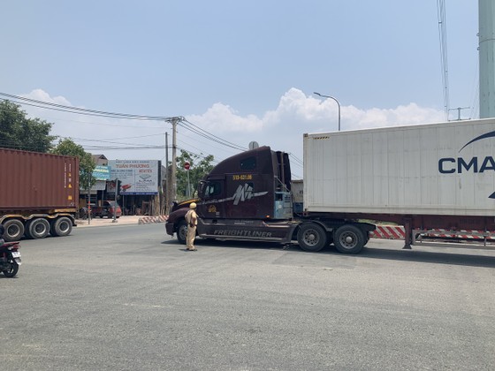 Xử phạt nhiều tài xế xe container dừng đỗ ở vòng xoay Phú Hữu, TP Thủ Đức ảnh 2
