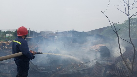 Cháy xưởng gỗ ở huyện Hóc Môn, nhiều tài sản bị thiêu rụi ảnh 3