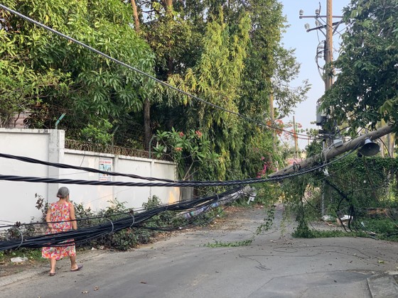 Sau tiếng nổ lớn, trụ điện ngã đổ, hàng trăm hộ dân ở Thủ Đức mất điện ảnh 6