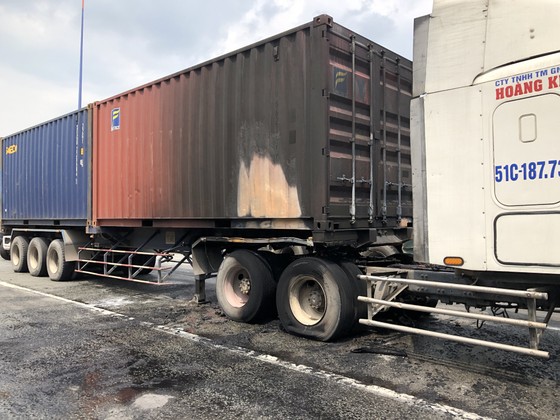 Xe container bốc cháy khi dừng chờ đèn tín hiệu trên Xa lộ Hà Nội ảnh 2