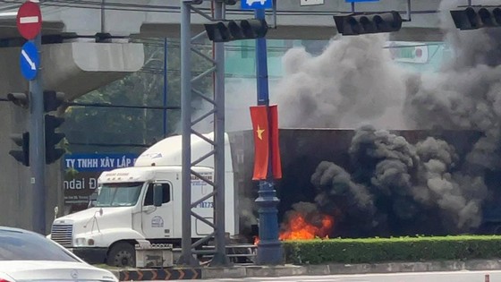 Xe container bốc cháy khi dừng chờ đèn tín hiệu trên Xa lộ Hà Nội ảnh 1