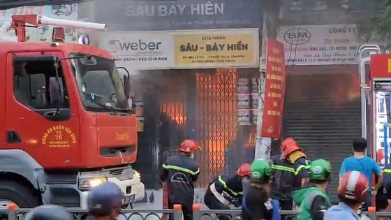 Cháy cửa hàng kinh doanh sơn ở quận Tân Bình ảnh 2
