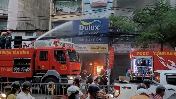 Cháy cửa hàng kinh doanh sơn ở quận Tân Bình ảnh 1