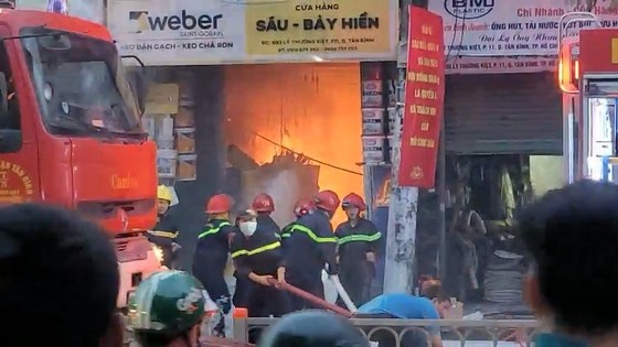 Cháy cửa hàng kinh doanh sơn ở quận Tân Bình ảnh 3