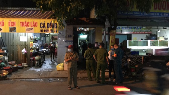 Phong tỏa một con hẻm ở quận Bình Tân vì có ca nghi mắc Covid-19 ảnh 1