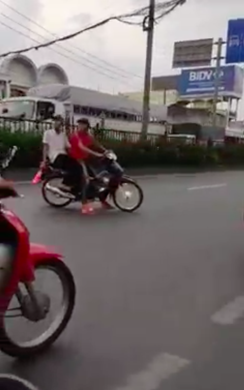 Hàng trăm “quái xế” lại chặn quốc lộ 22, huyện Hóc Môn để đua xe ảnh 1
