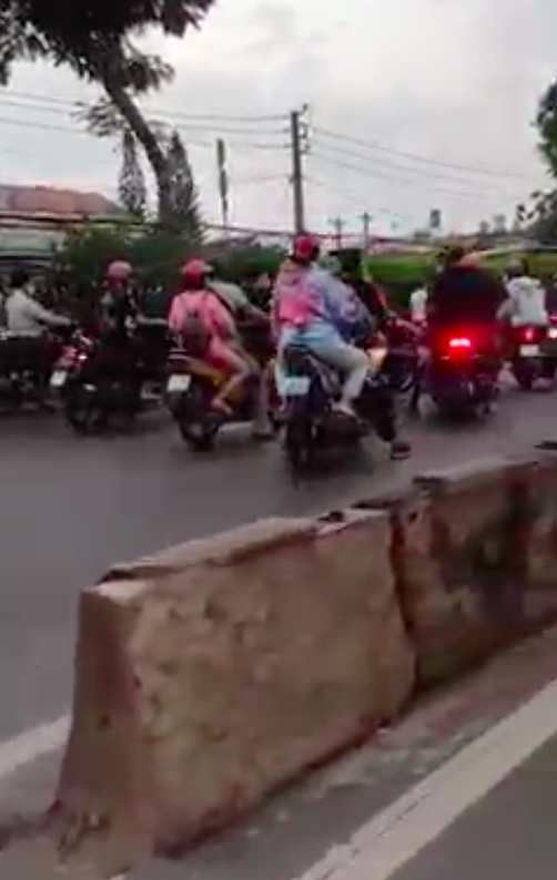 Hàng trăm “quái xế” lại chặn quốc lộ 22, huyện Hóc Môn để đua xe ảnh 6