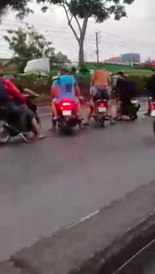 Hàng trăm “quái xế” lại chặn quốc lộ 22, huyện Hóc Môn để đua xe ảnh 3