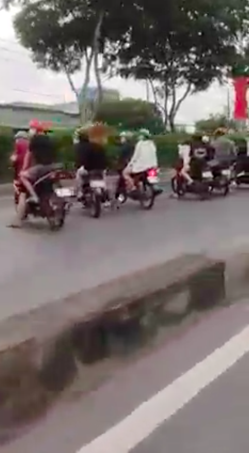 Hàng trăm “quái xế” lại chặn quốc lộ 22, huyện Hóc Môn để đua xe ảnh 4