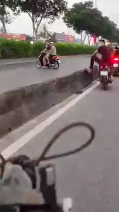 Hàng trăm “quái xế” lại chặn quốc lộ 22, huyện Hóc Môn để đua xe ảnh 2