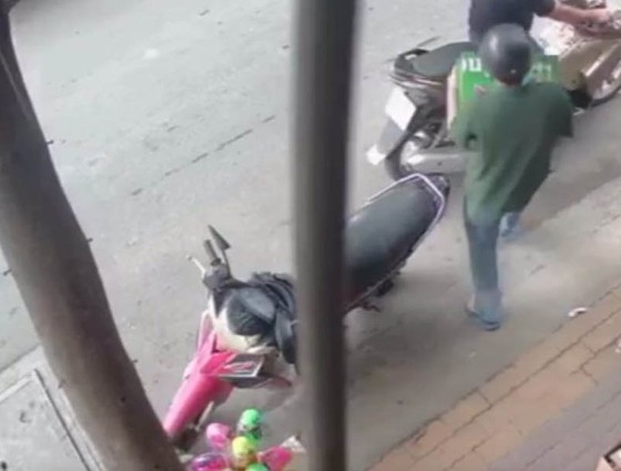 Bắt 2 'bợm nhậu' chuyên giả vờ mua rồi cướp bia của các cửa hàng ở TP Thủ Đức ảnh 3