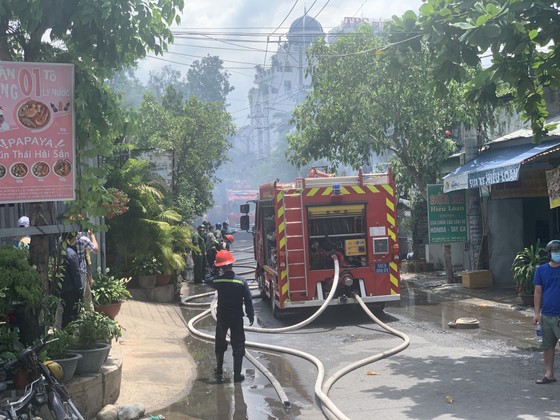 Căn nhà bốc cháy lan sang nhiều nhà khác ở TP Thủ Đức ảnh 3