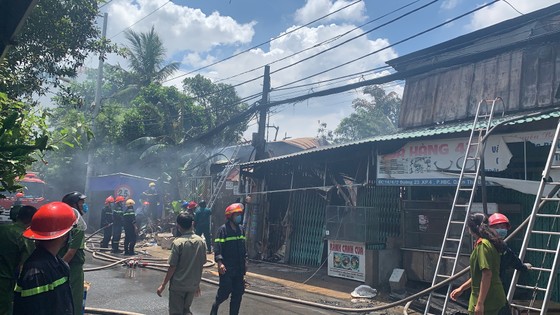Căn nhà bốc cháy lan sang nhiều nhà khác ở TP Thủ Đức ảnh 1