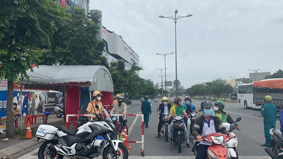 Nhiều chốt kiểm tra di biến động dân cư ở TPHCM ùn ứ ảnh 7