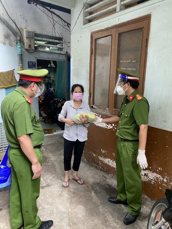 Cảnh sát PCCC trao quà cho người dân, trẻ em có hoàn cảnh khó khăn do dịch Covid-19 ảnh 3