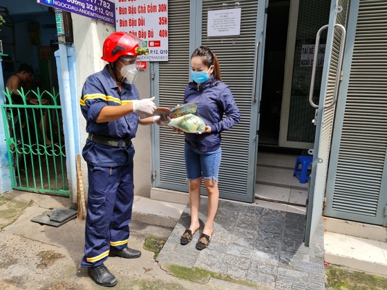 Cảnh sát PCCC trao quà cho người dân, trẻ em có hoàn cảnh khó khăn do dịch Covid-19 ảnh 4