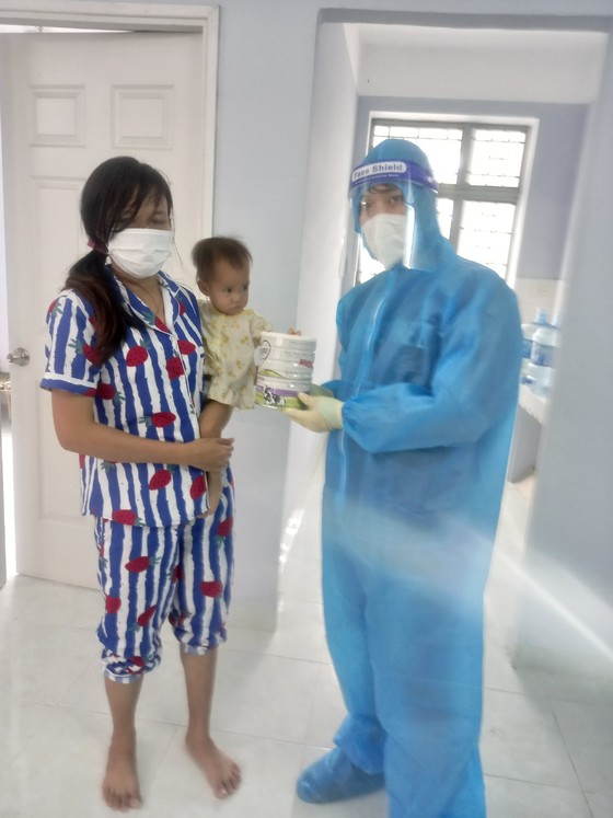 Cảnh sát PCCC trao quà cho người dân, trẻ em có hoàn cảnh khó khăn do dịch Covid-19 ảnh 6
