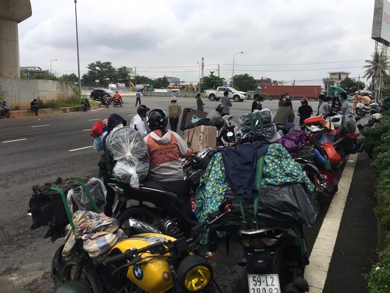 TPHCM: Hàng ngàn người về quê bằng xe máy ùn ứ ở cửa ngõ về miền Tây ảnh 5
