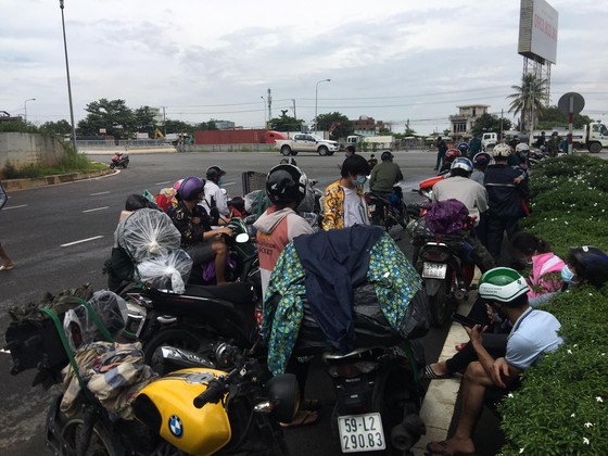 Gần 100 người đi xe máy về quê được vận động ở lại TPHCM ảnh 1