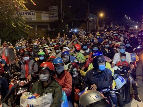 TPHCM: Hàng ngàn người về quê bằng xe máy ùn ứ ở cửa ngõ về miền Tây ảnh 2