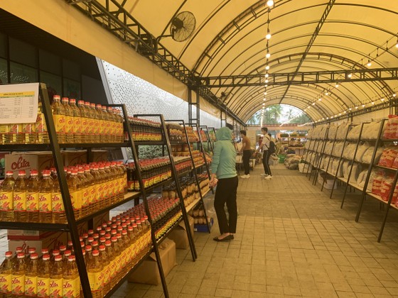 Mở khu bán thực phẩm, nhu yếu phẩm phục vụ người dân ở TPHCM tại Giga Market ảnh 4