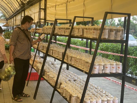 Mở khu bán thực phẩm, nhu yếu phẩm phục vụ người dân ở TPHCM tại Giga Market ảnh 5