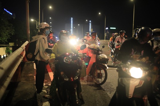 Hàng ngàn người dân miền Tây đi xe máy từ tỉnh Bình Dương qua TPHCM để về quê ảnh 14