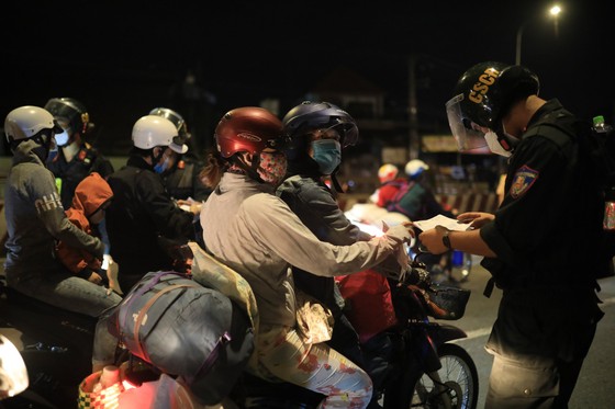 Hàng ngàn người dân miền Tây đi xe máy từ tỉnh Bình Dương qua TPHCM để về quê ảnh 5