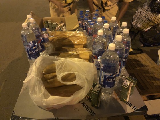CSGT TPHCM hỗ trợ nước, sữa, bánh mì cho người dân trên đường về miền Tây trong đêm ảnh 1
