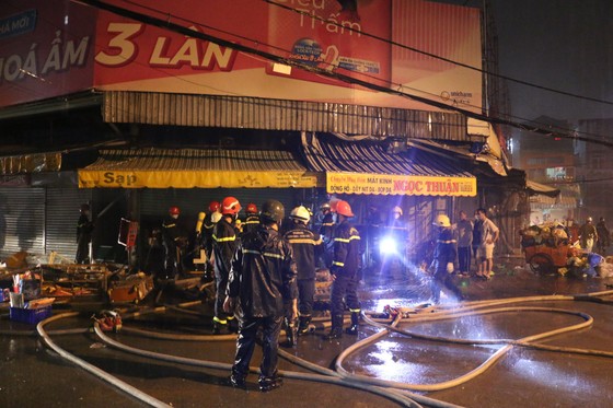 Cảnh sát PCCC TPHCM dầm mưa chữa cháy ở chợ Nhị Thiên Đường ảnh 3