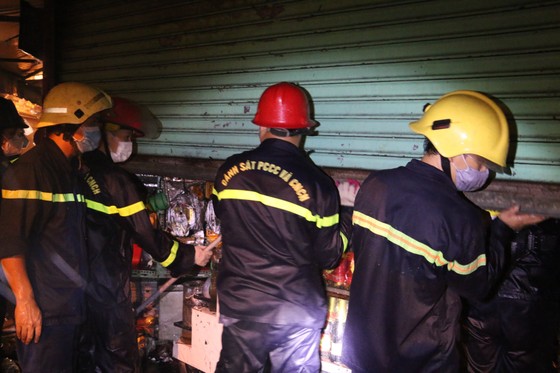 Cảnh sát PCCC TPHCM dầm mưa chữa cháy ở chợ Nhị Thiên Đường ảnh 2