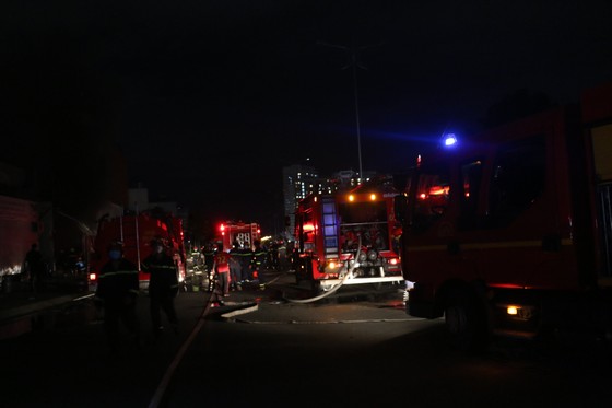 Cháy gara ô tô ở quận 7, nhiều xe bị thiêu rụi ảnh 5