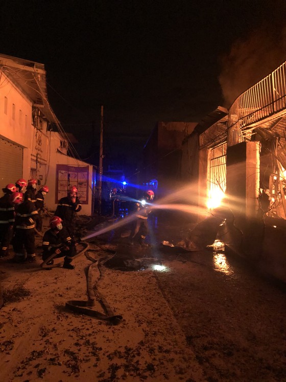 Gần 100 cán bộ chiến sĩ xuyên đêm chữa cháy nhà xưởng ở quận Bình Tân ảnh 1