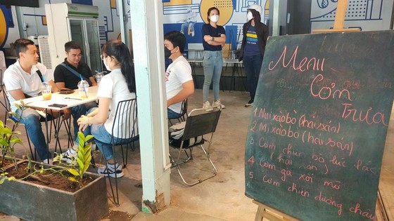 TPHCM: Nhộn nhịp ngày đầu bán tại chỗ, nhiều quán hết hàng sau vài giờ mở cửa ảnh 4