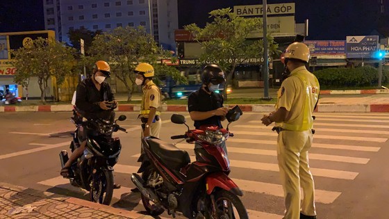 Nhiều người bị xử phạt nồng độ cồn trong ngày đầu hàng quán bán tại chỗ ảnh 2