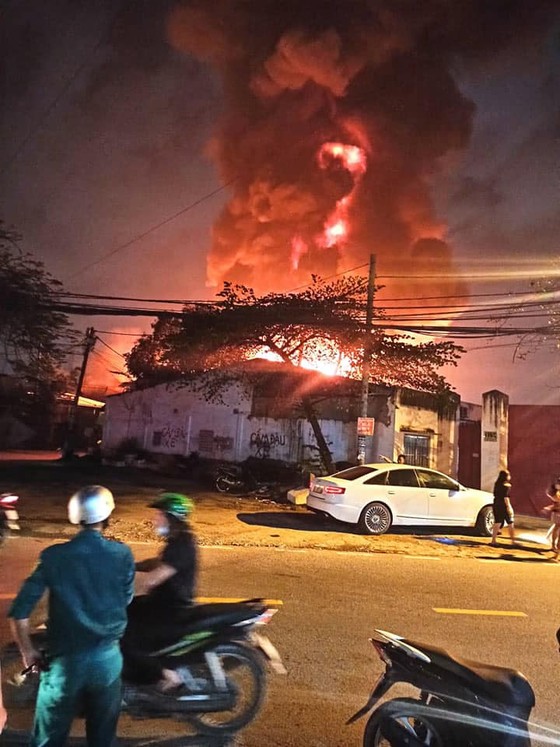 Đang cháy lớn một xưởng ở quận 12, cột khói bốc cao hàng chục mét ảnh 1
