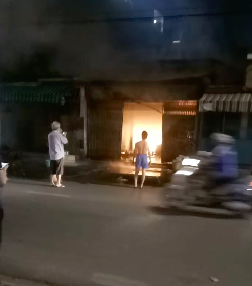 Nam thanh niên nói chuyện lớn tiếng rồi rời đi thì nhà bốc cháy ảnh 1