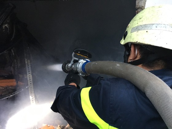 Cảnh sát đập tường chữa cháy kho phế liệu rộng hàng trăm mét vuông ở TP Thủ Đức ảnh 2